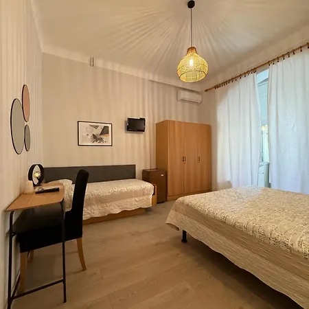 Fiorenza & Banksia Meuble מלון