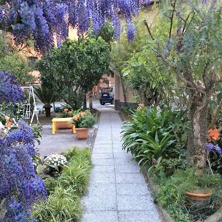 Fiorenza & Banksia Meuble מלון