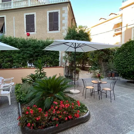 Fiorenza & Banksia Meuble Hotel