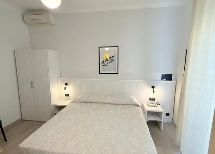 Отель Fiorenza & Banksia Meuble Алассио