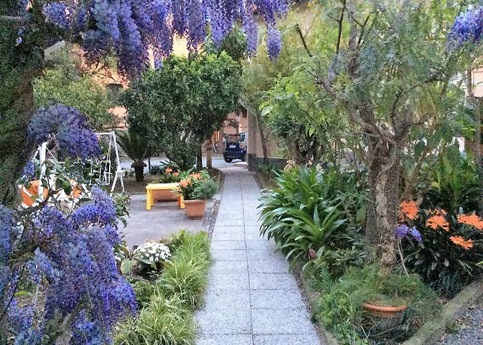 Fiorenza & Banksia Meuble Отель